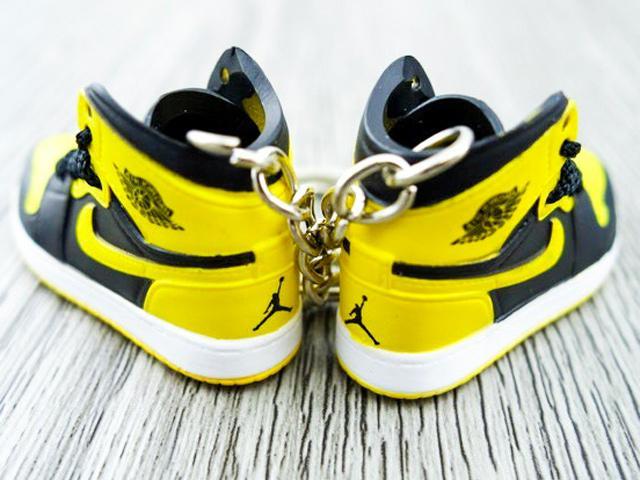 Mini sneaker keychain 3D Air Jordan 1 - Black and Yellow - New Love HQ - Sneakers Passion