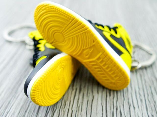 Mini sneaker keychain 3D Air Jordan 1 - Black and Yellow - New Love HQ - Sneakers Passion