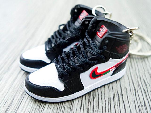 Mini sneaker keychain 3D Air Jordan 1 - Sports Illustrated - Sneakers Passion