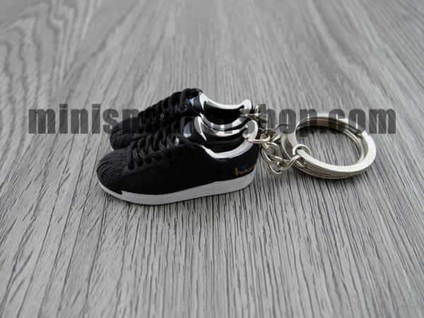 mini 3D sneaker keychains Superstar 2 Tokyo 35th (2005) - Sneakers Passion