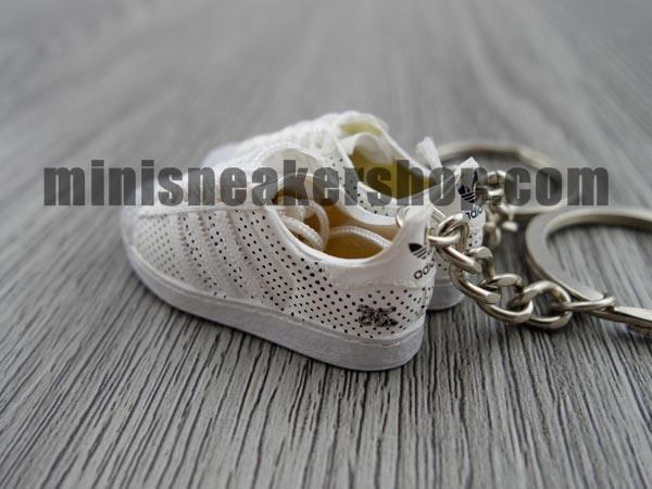 mini 3D sneaker keychains Superstar white weaves (2005) - Sneakers Passion