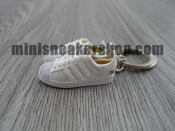 mini 3D sneaker keychains Superstar white weaves (2005) - Sneakers Passion