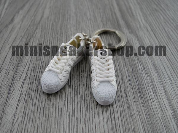 mini 3D sneaker keychains Superstar white weaves (2005) - Sneakers Passion