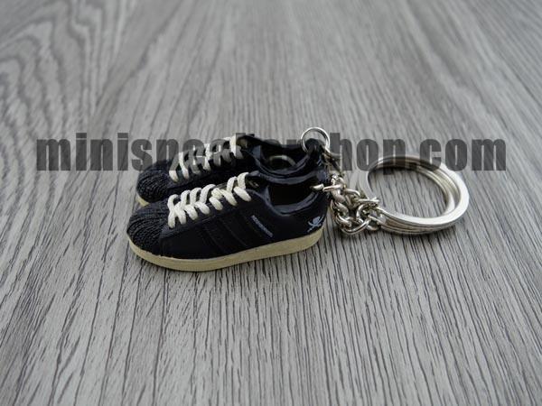 mini 3D sneaker keychains Superstar 2 neighborhood - Sneakers Passion
