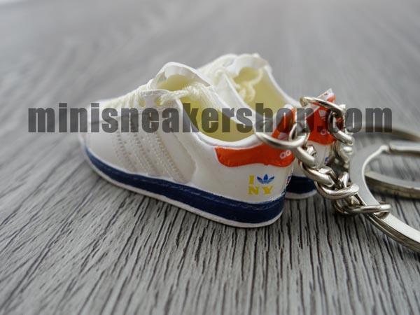 mini 3D sneaker keychains Superstar New York 35th (2005) - Sneakers Passion