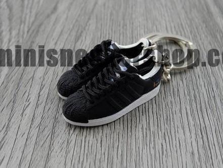 mini 3D sneaker keychains Superstar 2 Tokyo 35th (2005) - Sneakers Passion