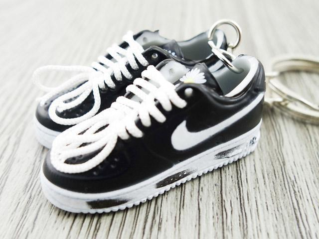 mini 3D sneaker keychains Air Force 1 x G-Dragon Black and white - Sneakers Passion