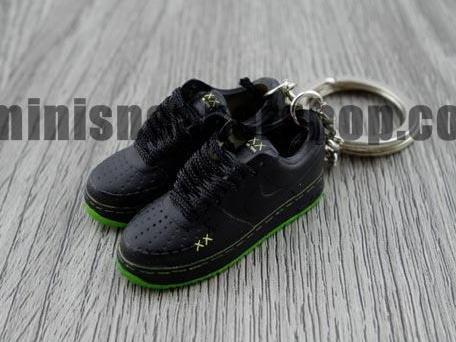 mini sneaker keychains Air Force 1 KAWS (2008) - Sneakers Passion