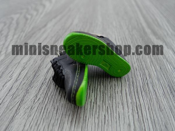 mini sneaker keychains Air Force 1 KAWS (2008) - Sneakers Passion