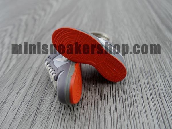 mini sneaker keychains Dunk Low Pro SB- Pigeon (2005) - Sneakers Passion