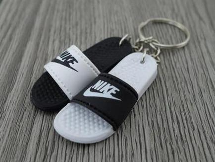 mini 3D sneaker keychains Flip Flops -Black White/ White Black - Benassi Sandals - Sneakers Passion
