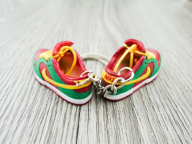 Mini sneaker keychain 3D Dunk - Green Red Yellow - Sneakers Passion